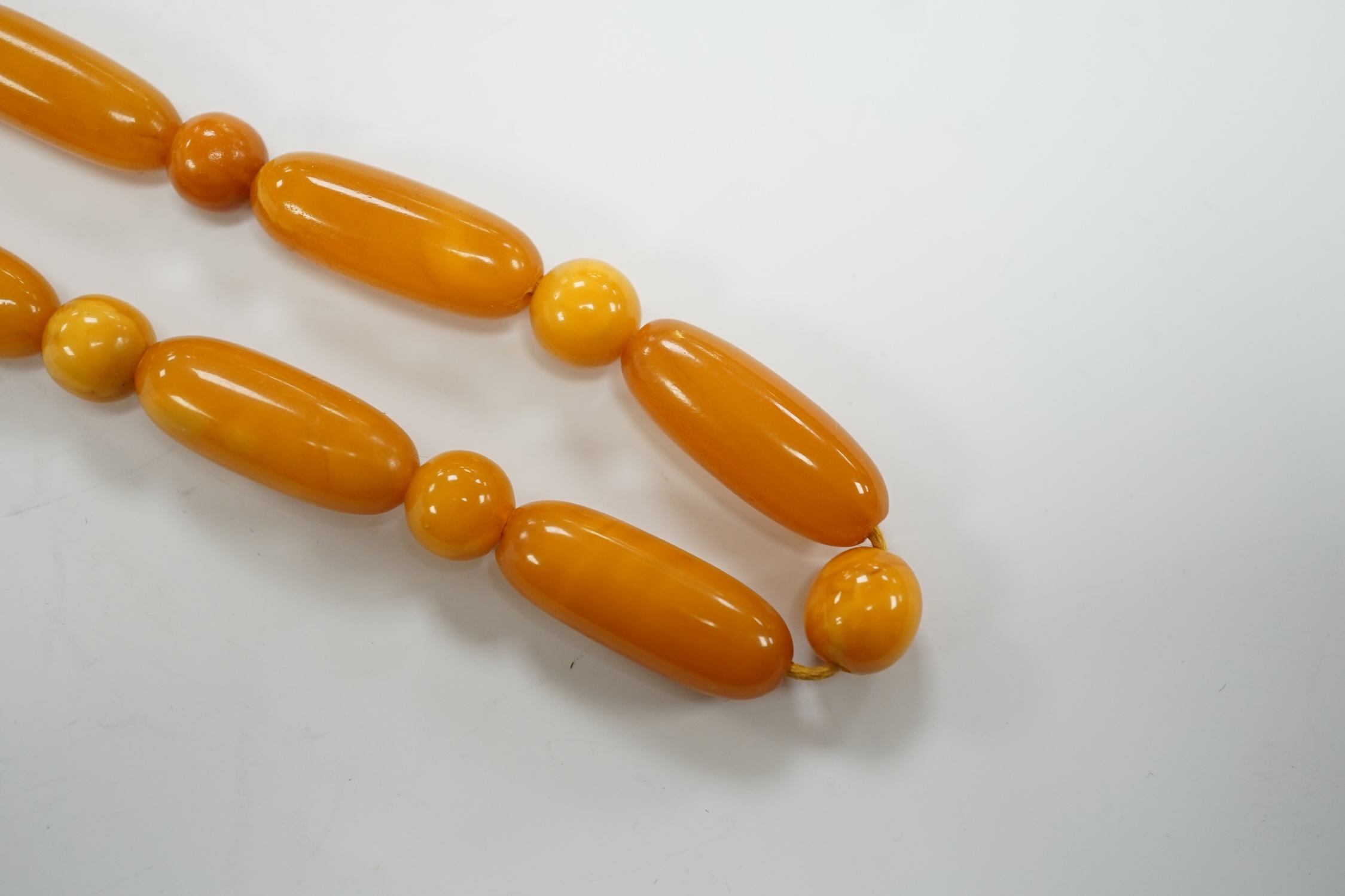 A single strand amber bead necklace, 50cm, gross weight 32 grams.